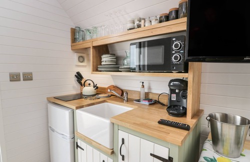 Lochmaben Cabaña | LAIRD LODGE 1, romantic, with hot tub in Lochmaben