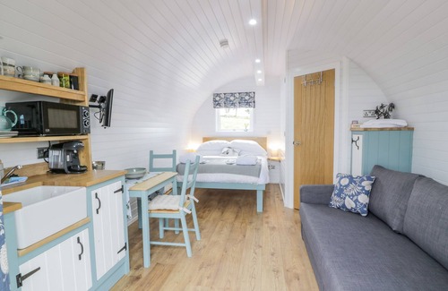 Lochmaben Cabaña | LAIRD LODGE 2, romantic, with hot tub in Lochmaben