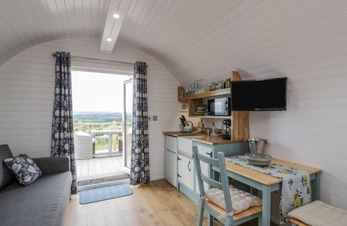 Lochmaben Cabaña | LAIRD LODGE 2, romantic, with hot tub in Lochmaben
