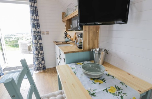 Lochmaben Cabaña | LAIRD LODGE 2, romantic, with hot tub in Lochmaben
