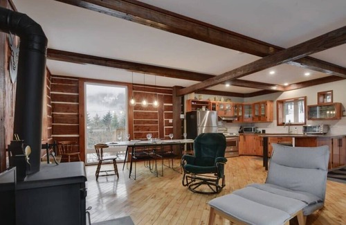 Saint-Raymond Chalet De Esquí | Lakaban | Forest Hideaway | Fireplace, Comfort & Privacy