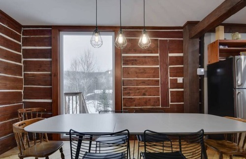 Saint-Raymond Chalet De Esquí | Lakaban | Forest Hideaway | Fireplace, Comfort & Privacy