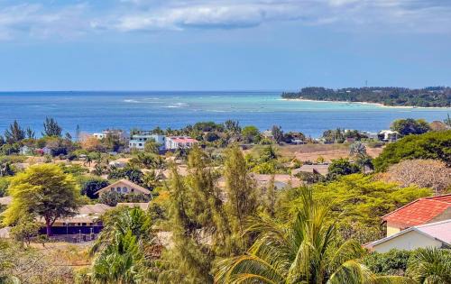 Midlands Apartamento | LAKAZ DEL VISTA - Luxurious new apartments with panoramic sea views, pool & garden retreat