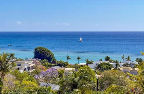 Midlands Apartamento | LAKAZ DEL VISTA - Luxurious new apartments with panoramic sea views, pool & garden retreat