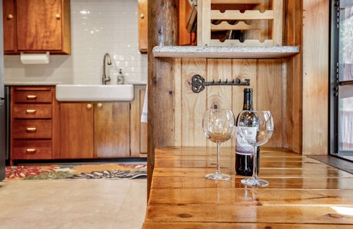 Black Diamond Cabina | Lake access cabin near trails and spring