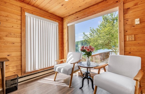 Black Diamond Cabina | Lake access cabin near trails and spring