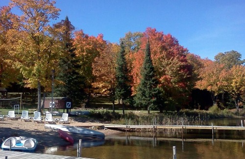 Phelps Condominio | Lake Access Condo in Eagle River w/ complimentary kayaks, canoes, and row boats.