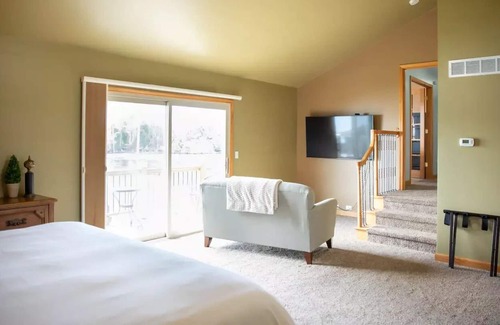 Gibraltar Casa | Lake Access, Wildlife, King Bed, Sunsets, Hot Tub