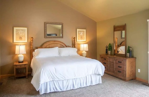 Gibraltar Casa | Lake Access, Wildlife, King Bed, Sunsets, Hot Tub