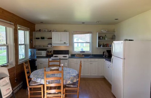 East Lake Ainslie Cabaña | Lake Ainslie Beachfront Cottage