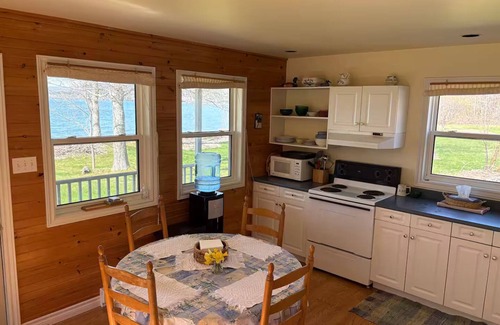 East Lake Ainslie Cabaña | Lake Ainslie Beachfront Cottage