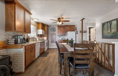 Peninsula Village Cabina | Lake Almanor 11: Charming Lakeside Resort