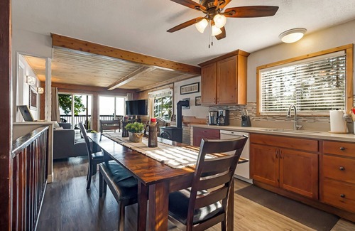 Peninsula Village Cabina | Lake Almanor 11: Charming Lakeside Resort