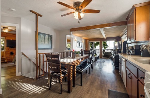 Peninsula Village Cabina | Lake Almanor 11: Charming Lakeside Resort