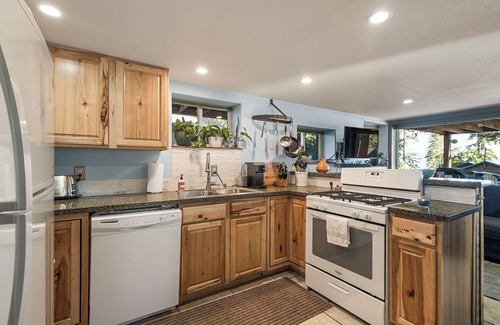 Peninsula Village Cabina | Lake Almanor Escape 6: Perfect Lakeside Resort