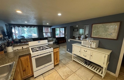 Peninsula Village Cabina | Lake Almanor Escape 6: Perfect Lakeside Resort
