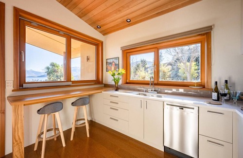 Wanaka Casa | Lake and mountain views from this lakeside location