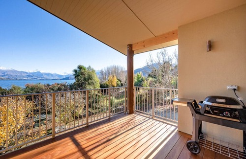 Wanaka Casa | Lake and mountain views from this lakeside location