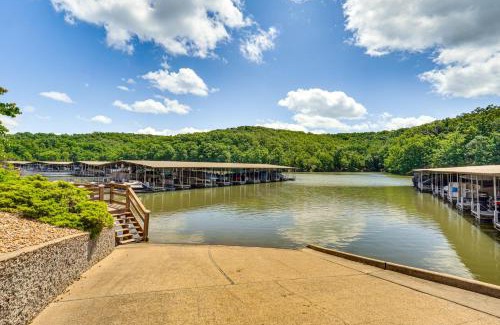 Osage Beach Apartamento | Lake and Pool Access Lazy Days Condo with Balcony!