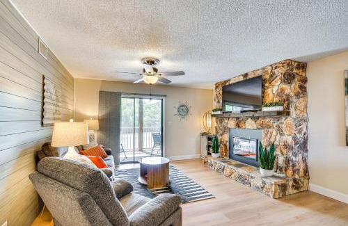 Osage Beach Apartamento | Lake and Pool Access Lazy Days Condo with Balcony!