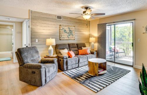 Osage Beach Apartamento | Lake and Pool Access Lazy Days Condo with Balcony!