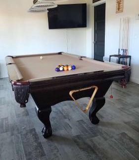 Saint-Prosper Chalet De Esquí | Lake and Pool table - The Dorchester