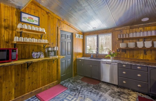 Lake Ann Cabina | Lake Ann Lodge Large Family Spa Retreat | TC, MI