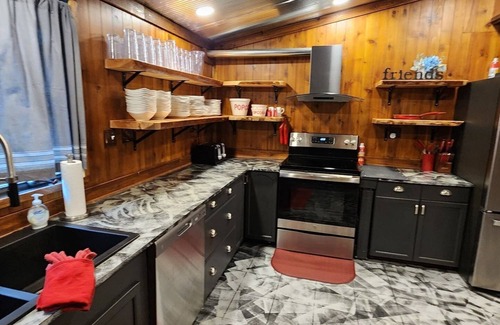 Lake Ann Cabina | Lake Ann Lodge Large Family Spa Retreat | TC, MI