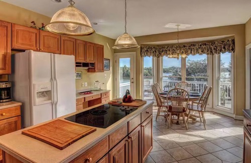 Livingston Casa | Lake Anna public side, private boat ramp, firepit, sandy beach & more!