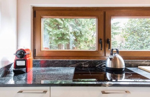 Gonte Apartamento | Lake Apartment With Lush Garden Veranda