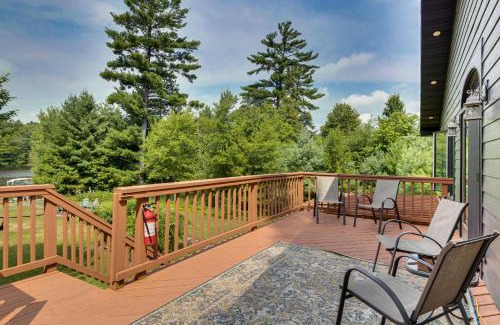 Neillsville Casa | Lake Arbutus Cabin Private Deck and Hot Tub!