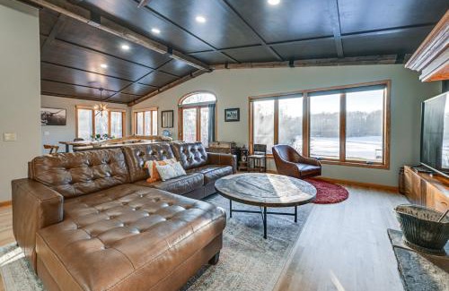 Neillsville Casa | Lake Arbutus Cabin Private Deck and Hot Tub!