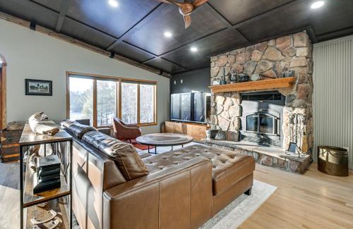 Neillsville Casa | Lake Arbutus Cabin Private Deck and Hot Tub!