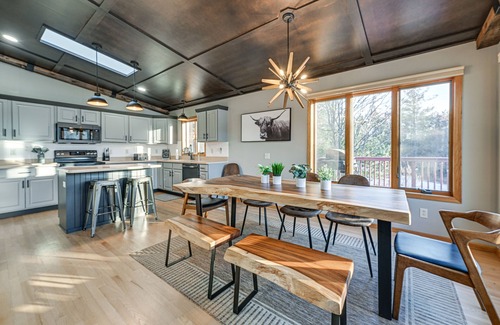 Neillsville Cabina | Lake Arbutus Cabin: Private Dock & Pontoon Rental!