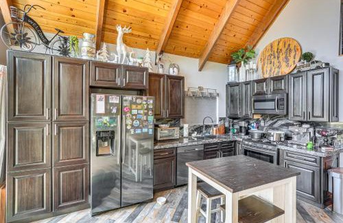 Lake Arrowhead Casa | Lake Arrowhead Cabin with Hot Tub and Mountain Views!
