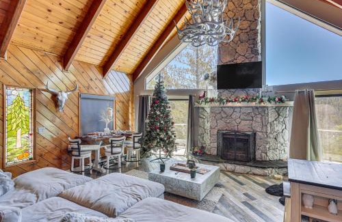 Lake Arrowhead Casa | Lake Arrowhead Cabin with Hot Tub and Mountain Views!