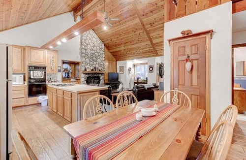 Lake Arrowhead Casa | Lake Arrowhead - Dreamin' 3 Bedroom Home by RedAwning