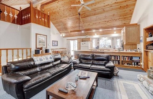 Lake Arrowhead Casa | Lake Arrowhead - Dreamin' 3 Bedroom Home by RedAwning