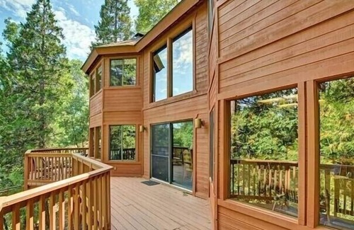 Blue Jay Casa | Lake Arrowhead LARGE family cabin in the forest. DUEL Suite. Privacy. Hot tub