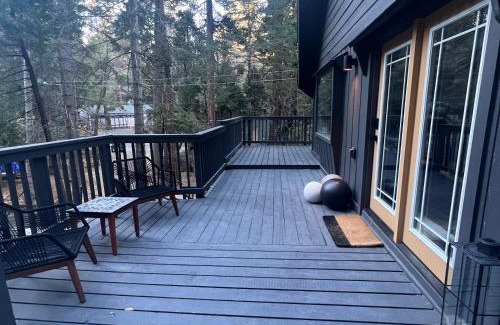 Lake Arrowhead Casa | Lake Arrowhead Lux Black Cabin