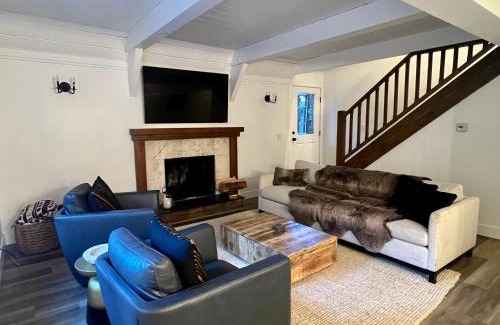 Lake Arrowhead Casa | Lake Arrowhead Lux Black Cabin