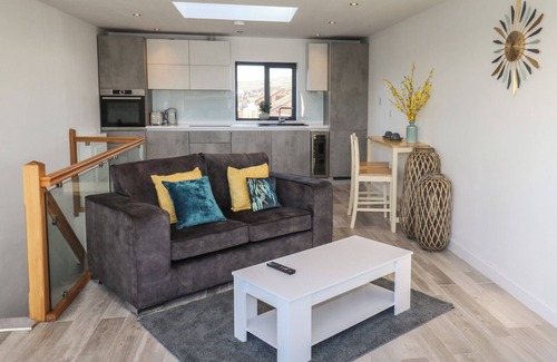 Littleborough Cabaña | LAKE BANK VIEWS, romantic, with a garden in Littleborough