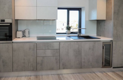 Littleborough Cabaña | LAKE BANK VIEWS, romantic, with a garden in Littleborough