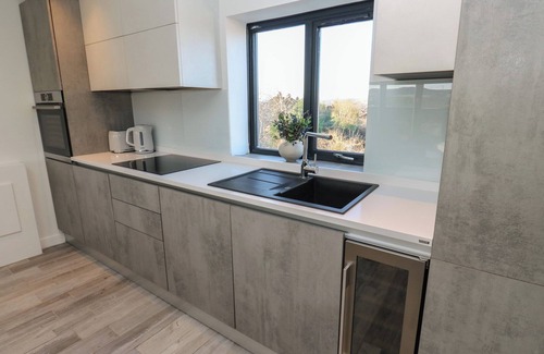 Littleborough Cabaña | LAKE BANK VIEWS, romantic, with a garden in Littleborough