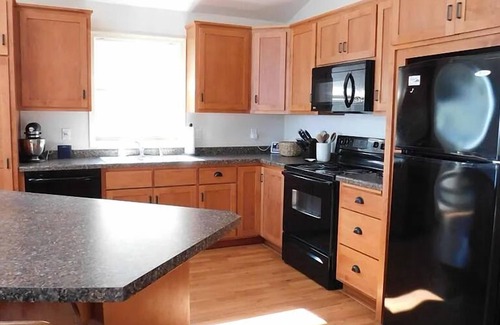 Algoma Cabina | Lakefront Cabin | HotTub, Secluded, Kayaks/Bikes