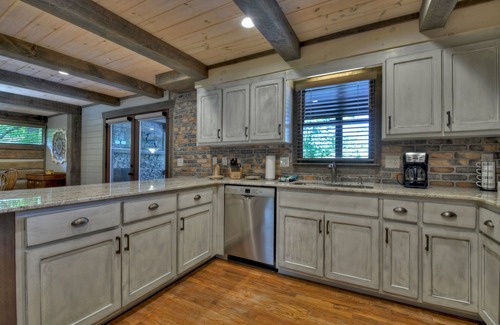 Morganton Cabina | Lake Blue Ridge Cabin Sleeps 10 with Private Dock!