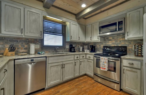 Morganton Cabina | Lake Blue Ridge Cabin Sleeps 10 with Private Dock!