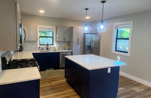 Beachwood-Bluffton Casa | Lake Breeze Cottage 6 beds w AC, hot tub near Lake Michigan beach and The Deck.