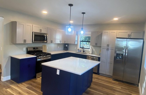 Beachwood-Bluffton Casa | Lake Breeze Cottage 6 beds w AC, hot tub near Lake Michigan beach and The Deck.