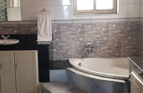 Kireka Hotel | Lake Breeze House